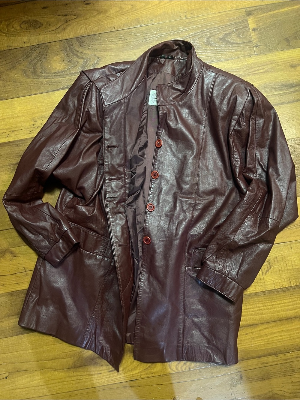 Women’s size small medium Leather coat color burgundy great conditions